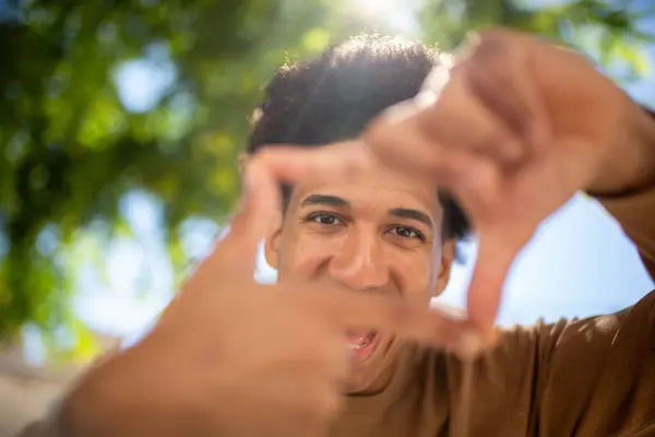 Tutup Potret Tersenyum Hispanik Manusia Framing Dengan Tangan Dan Jari — Stok Foto