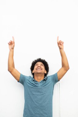 Mutlu genç adamın portresi beyaz arka planı işaret ediyor.