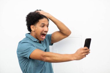 Şaşırmış bir ifadeyle selfie çeken genç adamın portresi.