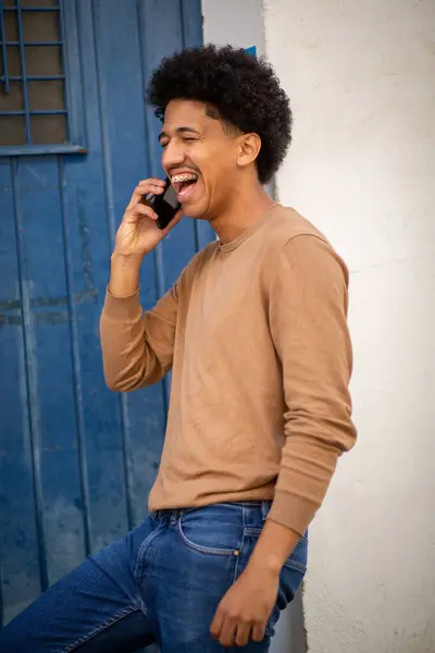 Potret Samping Pria Muda Tersenyum Berbicara Dengan Ponsel — Stok Foto