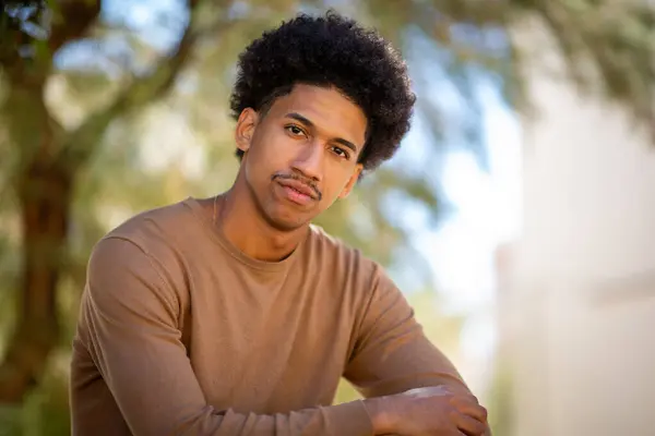 Potret Pemuda African American Duduk Luar Ruangan Dan Menatap — Stok Foto