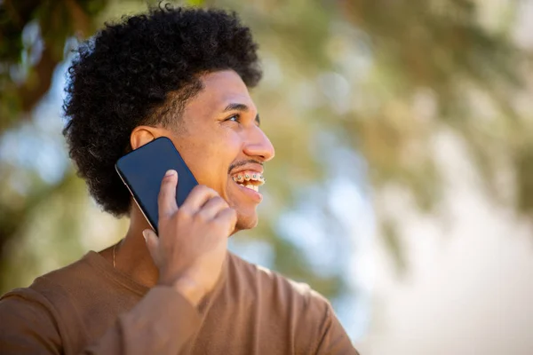Närbild Porträtt Glad Ung Man Talar Med Mobiltelefon — Stockfoto