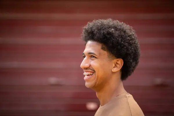 Retrato Cerca Del Perfil Del Joven Afroamericano Sonriente — Foto de Stock
