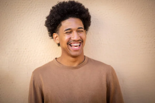 Tutup Potret Pemuda Bahagia Dengan Kawat Gigi Tertawa — Stok Foto