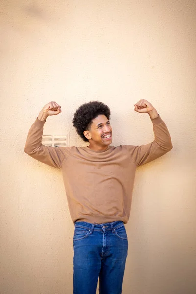 Portrait Young African American Man Shows His Strength Bicep Curls — Stok Foto