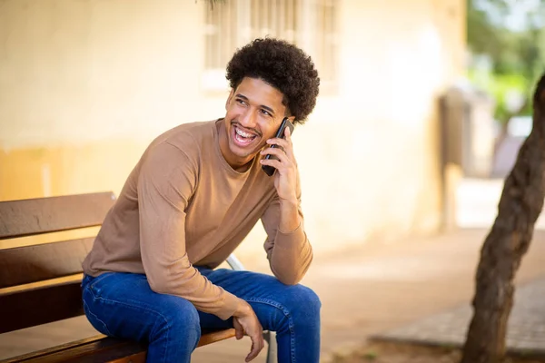 Potret Pemuda Bahagia Yang Berbicara Dengan Ponsel — Stok Foto