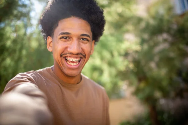 Tutup Potret Pemuda African American Pria Mengambil Foto Selfie — Stok Foto