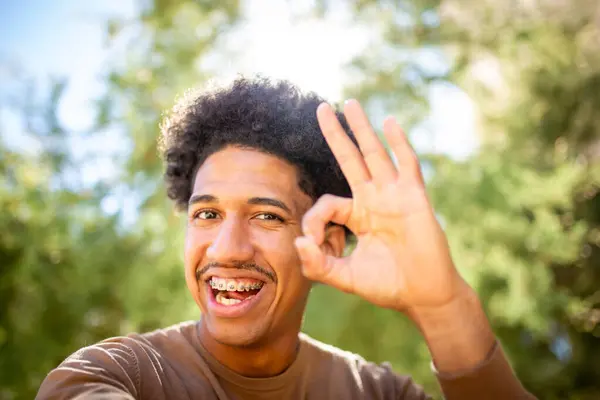 Close Retrato Jovem Tirando Foto Selfie Com Sinal Mão — Fotografia de Stock