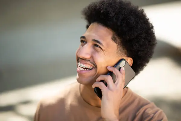 Pemuda Afrika Amerika Berbicara Telepon Genggamnya — Stok Foto