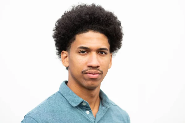 Tutup Potret Pemuda African American Pria Dengan Ekspresi Wajah Serius — Stok Foto