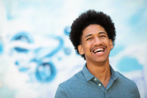Tutup Potret Pria Muda African American Bahagia — Stok Foto