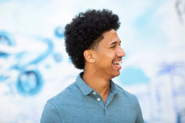 Close Retrato Feliz Jovem Homem Afro Americano — Fotografia de Stock