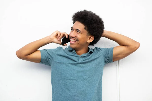 Tutup Potret Pemuda Bahagia Berbicara Dengan Telepon Dengan Latar Belakang — Stok Foto