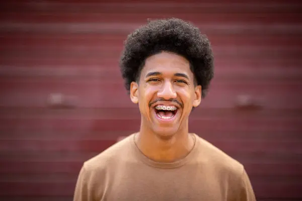Nahaufnahme Porträt Eines Glücklichen Hispanischen Jungen Mannes Der Mit Zahnspange Stockbild
