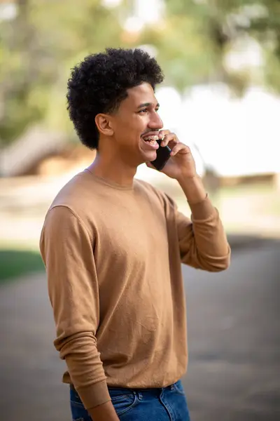Portrett Lykkelig Ung Hispanic Mann Som Snakker Med Mobiltelefon stockbilde