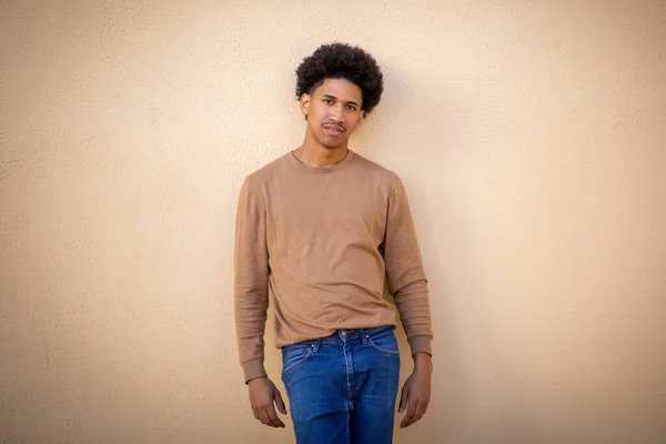 Портрет Молодого Афроамериканця Стоїть Тлом Стокове Фото
