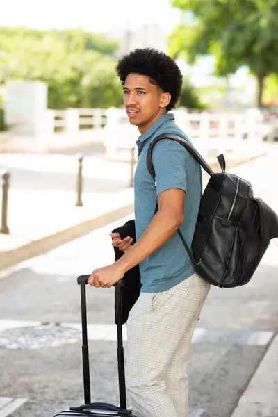 Jóképű Afro Amerikai Fiatalember Pózol Egy Nyugodt Portré Bőrönd Mellette Jogdíjmentes Stock Képek