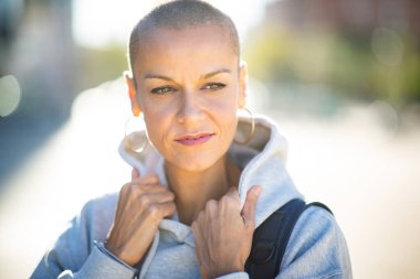 Saçları tıraşlı güzel bir kadının portresini yakından çek.