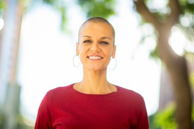 Kısa saç gülümseyen kadın portresi