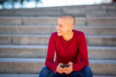 Merdivenlerde cep telefonu tutan bir kadının portresi.