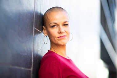 Saçlarını kazıtmış orta yaşlı bir kadının portresi.