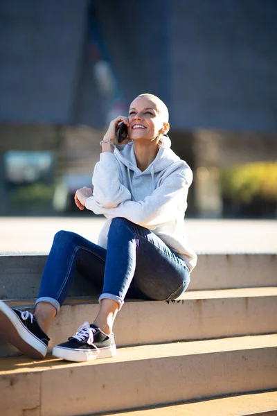 Potret Wanita Bahagia Yang Duduk Dengan Ponsel — Stok Foto