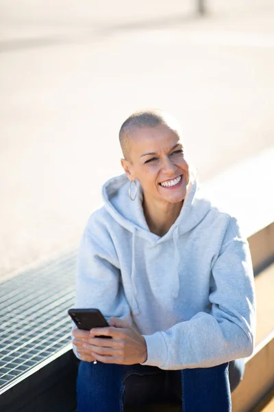 Retrato Mujer Sonriente Con Cabeza Afeitada Sosteniendo Teléfono Móvil —  Fotos de Stock