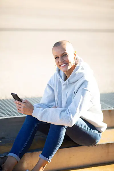 Усміхнена Жінка Поголена Голова Тримає Мобільний Телефон — стокове фото