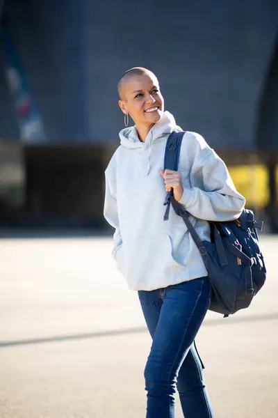 Potret Wanita Kepala Dicukur Tersenyum Berjalan Kota Dengan Tas — Stok Foto