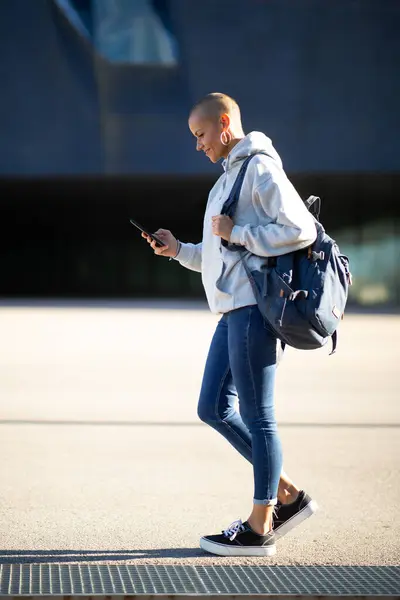 都市の携帯電話で歩いている都市女性の完全なボディ側面の肖像画 — ストック写真