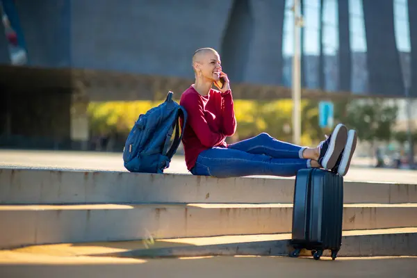 핸드폰과 가방으로 휴식을 취하는 여자의 초상화 — 스톡 사진