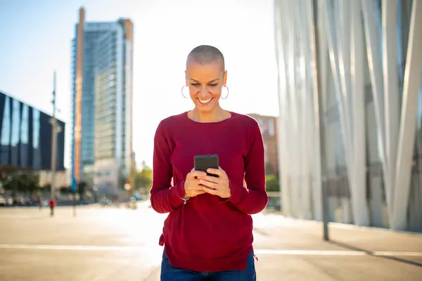 Retrato Una Mujer Sonriente Sosteniendo Mirando Teléfono Ciudad —  Fotos de Stock
