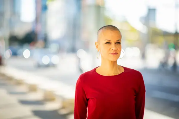 Potret Wanita Dengan Rambut Dicukur Berdiri Kota — Stok Foto