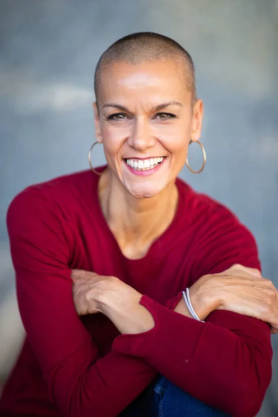 Close Portrait Smiling Woman Shaved Head — Stock Photo, Image