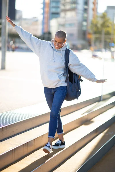 Retrato Corpo Inteiro Mulher Feliz Andando Livre Com Saco Fotos De Bancos De Imagens