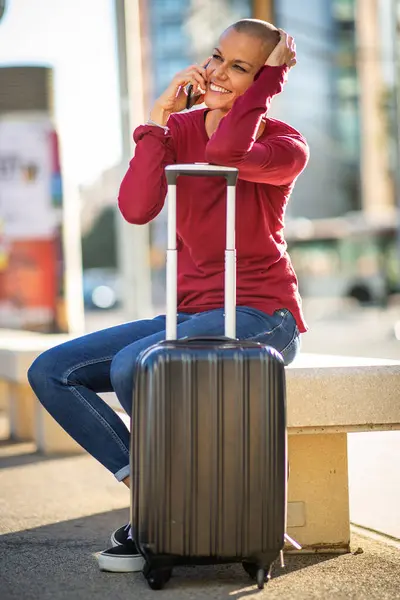 Retrato Mujer Viajera Sentada Con Bolsos Hablando Con Teléfono Móvil Imagen De Stock