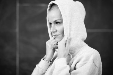 Kapüşonlu tişörtlü orta yaşlı kadın portresi