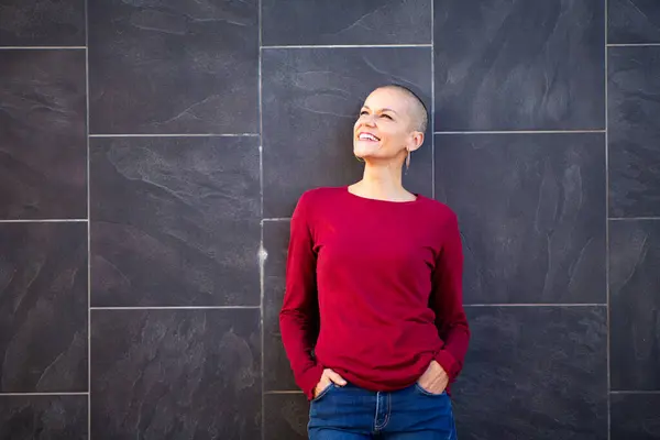 Kafası kazınmış, duvarda gülümseyen kadın portresi.