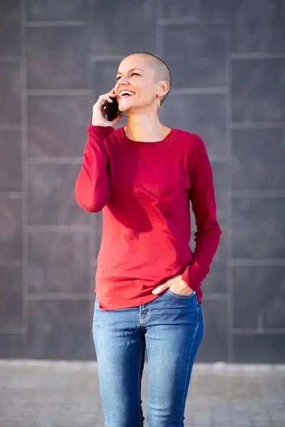 Potret Wanita Menggunakan Telepon Genggam — Stok Foto