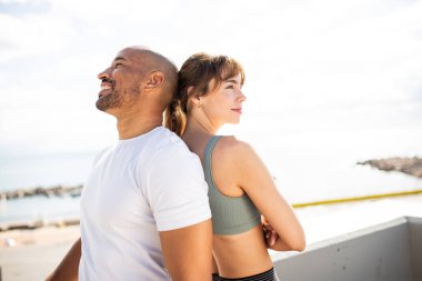 Okyanus kenarındaki Rahat Atletik Adam ve Kadın