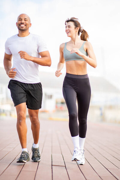 Полный портрет тела двух любителей фитнеса, бегающих бок о бок