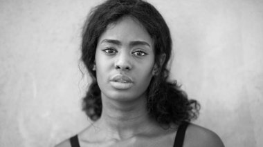 Bir kadının doğal güzelliğini ve duygusal derinliğini yansıtan siyah beyaz bir portre.