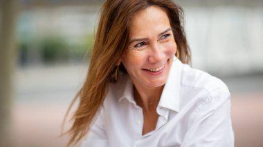 Bir kadını kahkahalarla yakalamak, samimiyet ve dostluk saçmak.