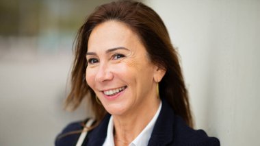 Gülümseyen neşeli ve kendine güvenen bir kadın portresi