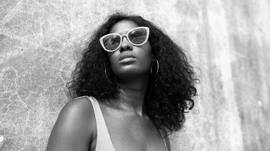 Siyah beyaz portre vahşi ifade, şık güneş gözlükleri, ve mükemmel şehir arkaplanı.