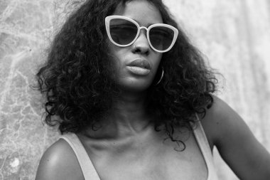 Güneş gözlüklü Afrikalı siyah beyaz portreyi kapat.