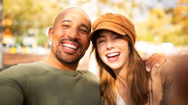Gülen çiftin açık havada selfie çektiği yakın çekimler.