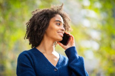 Stil Siyah Kadın Dışarıda Akıllı Telefonla Konuşuyor