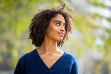 Genç Siyah Kadın Doğaya Yan Bakıyor