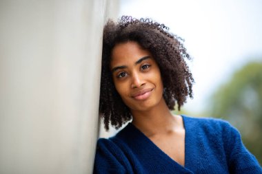 Duvara yaslanan Genç Kadın Portresi